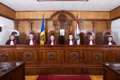 Componenţa Plenului Curţii Constituţionale 2013 Igor DOLEA, Tudor PANŢÎRU, Alexandru TĂNASE (Preşedintele Curţii Constituţionale), Victor POPA, Petru RAILEAN, Aurel BĂIEŞU (de la stânga la dreapta)
